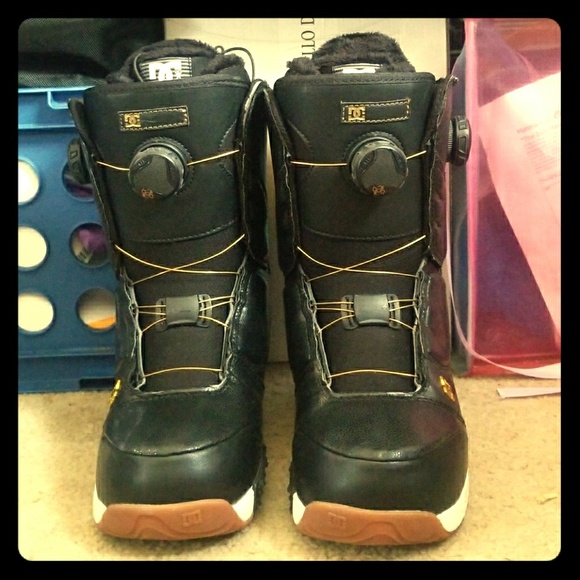 dc mora boots